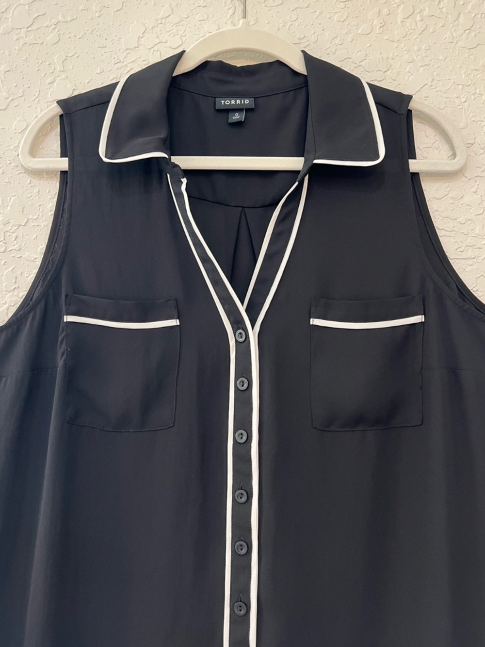 Torrid Madison Georgette Button-Down Sleeveless Blouse Black White Trim - Picture 6 of 11